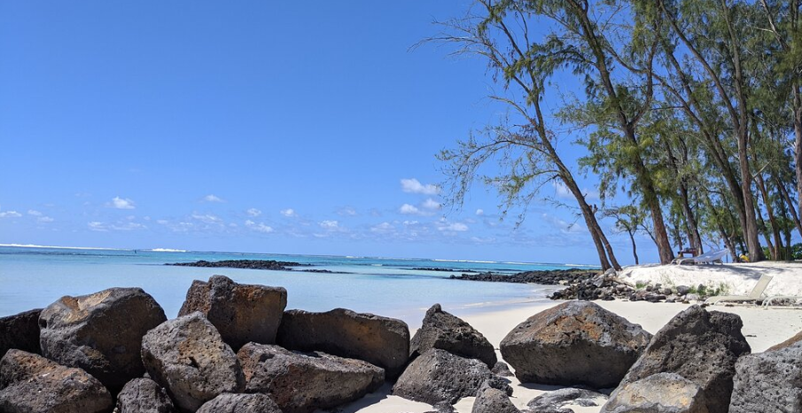 5 Islands Tour *East Coast – Ile aux Cerfs + Ile aux Flamants + Ile au Phare + Ile De La Passe + Ile aux Aigrettes + GRSE Waterfall + Lunch & Drinks